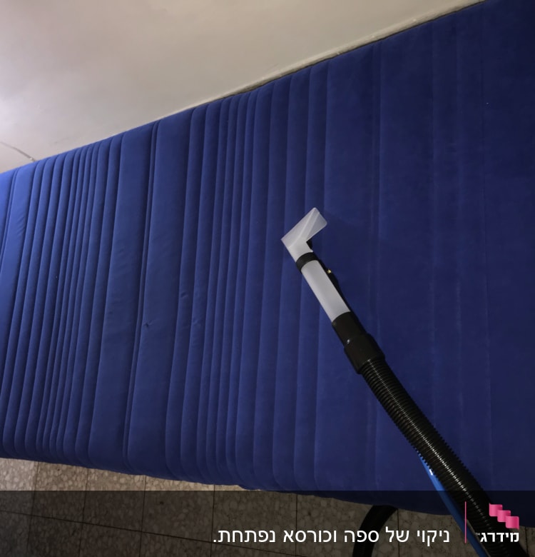 מזרן כחול עם שואב אבק לניקוי